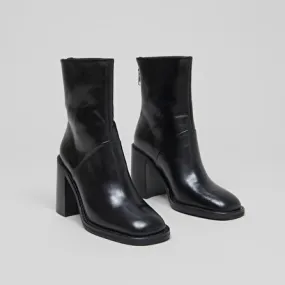 Boots with high heels in black leather