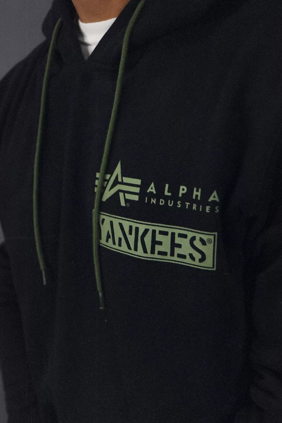 New York Yankees Alpha Industries Armed Forces Camo Liner Pull Over Hoodie | Black Pullover Hoodie