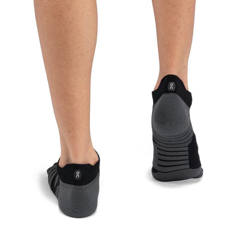 On Women's Performance Low Sock - Black/Shadow